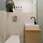 Cismigiu Park - Fresh & Serene Flat With Light-filled Interiors *