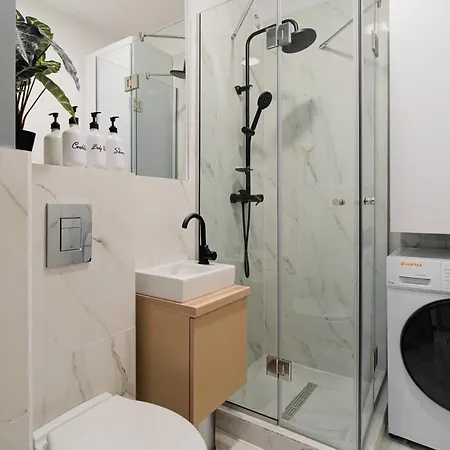 Cismigiu Park - Fresh & Serene Flat With Light-filled Interiors *